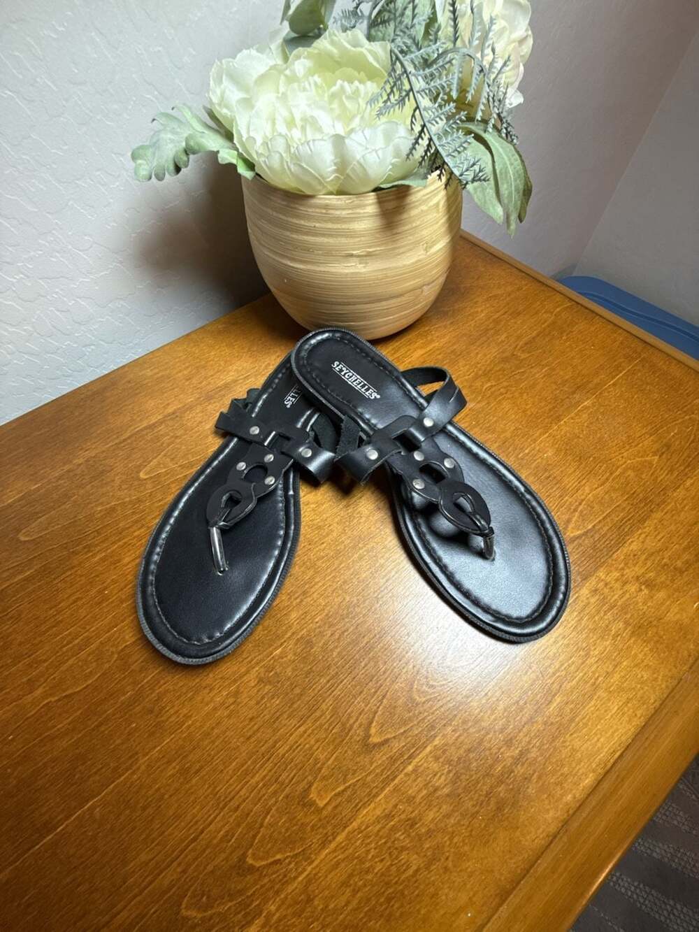 Seychelles Sandals Size 7.5 Black Leather Studded T-Strap Flat
